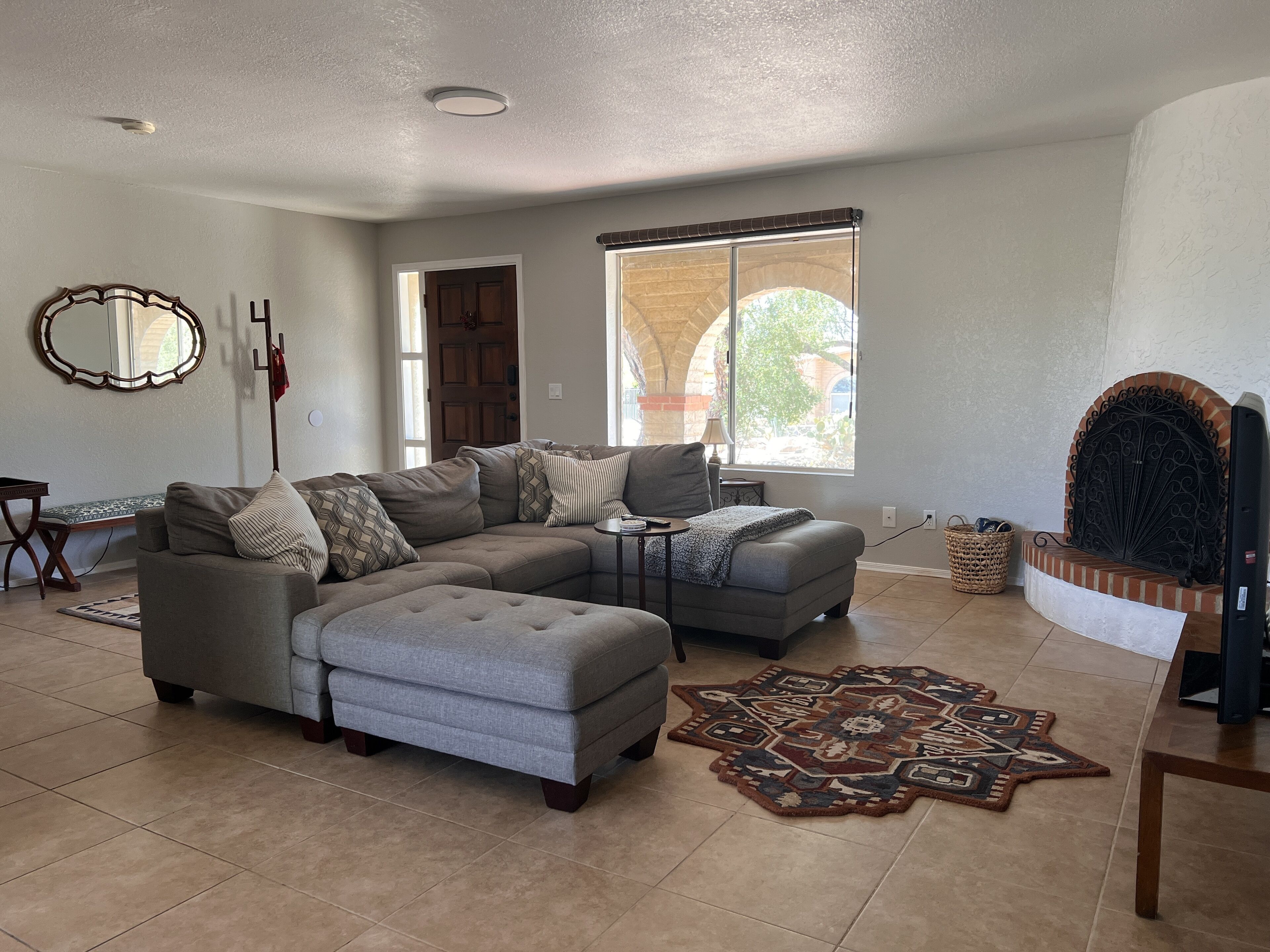 Home in the Catalina Foothills just 5 min drive to la Encantada shopping mall! 