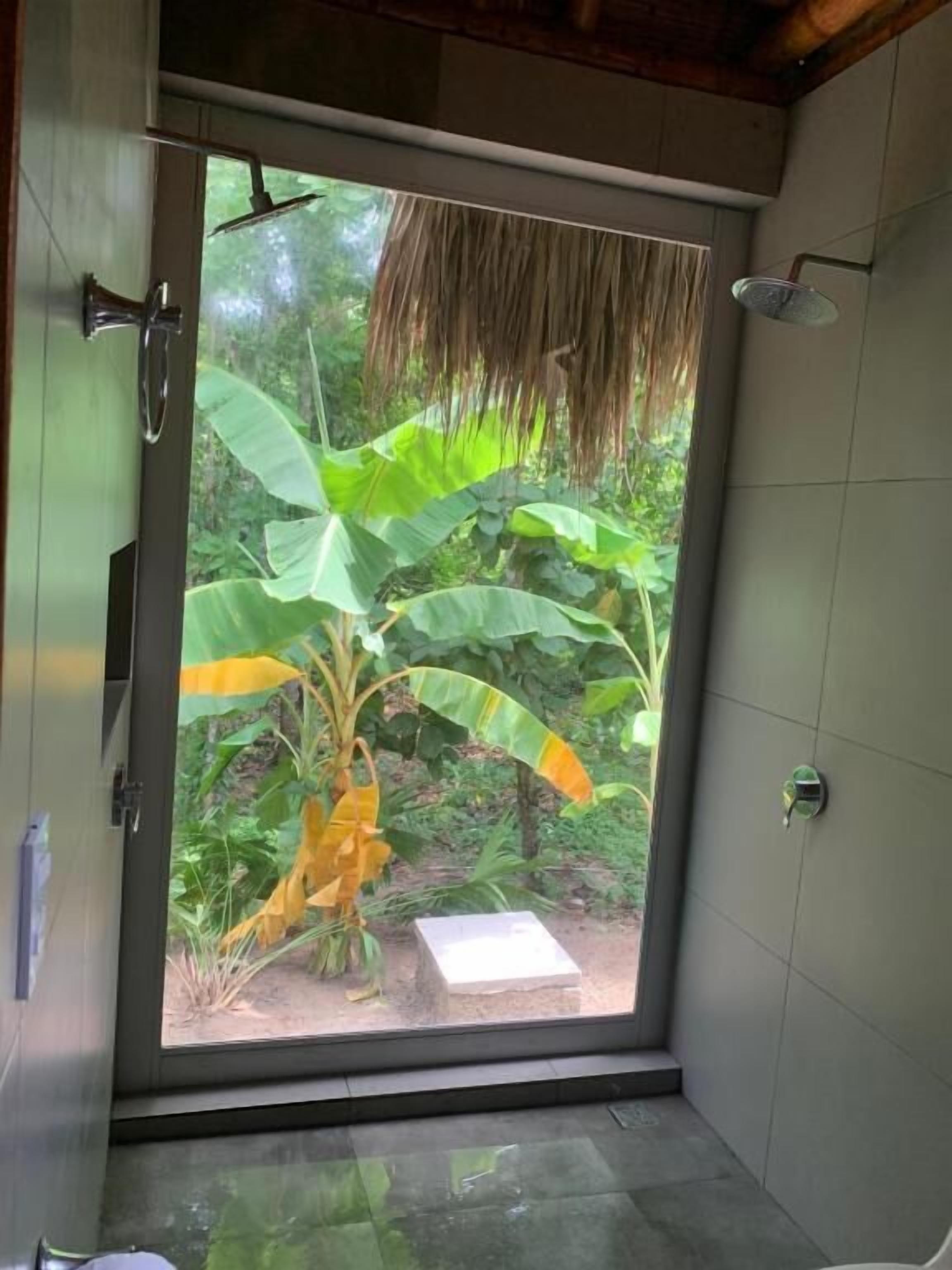 Cabaña familiar, vista al jardín | Baño | Regadera, toallas, jabón, shampoo 