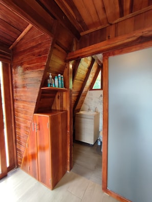 Cabin dành cho gia đình, quang cảnh vườn | Phòng tắm | Buồng tắm vòi sen, khăn tắm, xà phòng, dầu gội 
