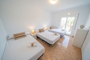 3 bedrooms, iron/ironing board, free WiFi, bed sheets - HomeHolidaysRentals Sampai - Costa Barcelona (Pineda de Mar)