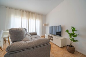 TV - HomeHolidaysRentals Sampai - Costa Barcelona (Pineda de Mar)