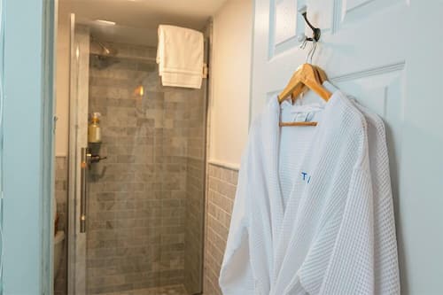 Classic Double Room Single Use | Bathroom | Free toiletries, bathrobes, towels, soap