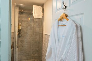 Classic Double Room Single Use | Bilik Mandi | Kelengkapan dandanan diri percuma, jubah mandi, tuala disediakan, sabun 