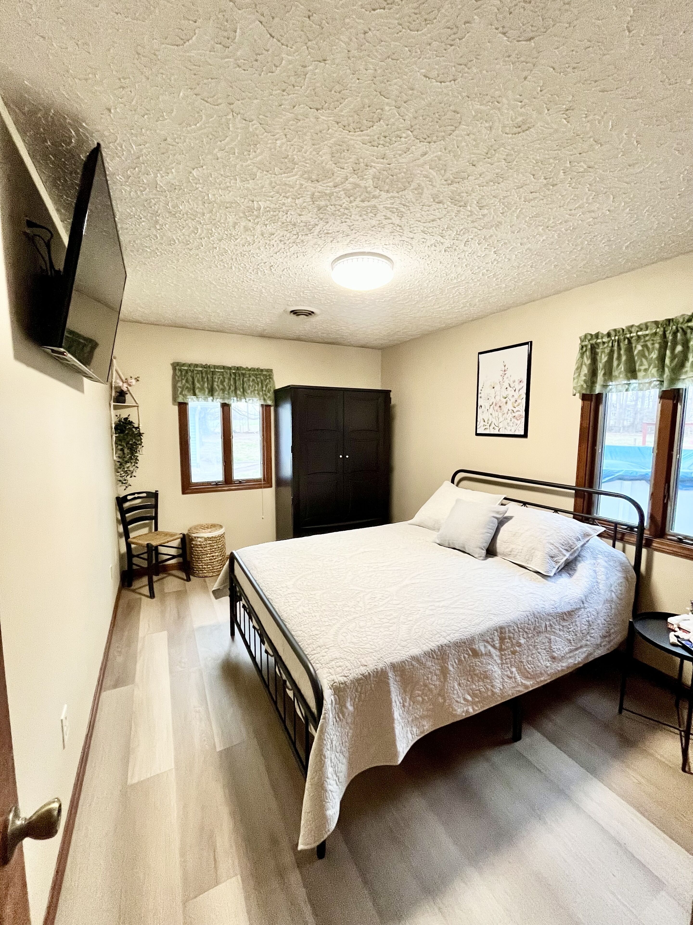 3 bedrooms, travel crib, free WiFi, bed sheets