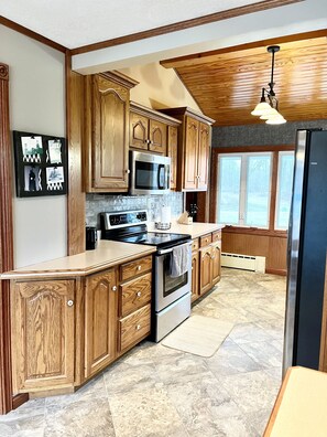 Jääkaappi, mikroaaltouuni, uuni, liesi