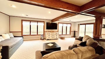 Una Smart TV, una chimenea, un futbolín, una mesa de tenis de mesa