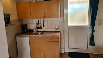 Fridge, oven, stovetop, coffee/tea maker