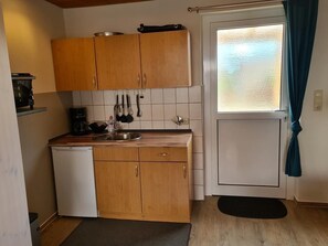 Kühlschrank, Ofen, Herdplatte, Wasserkocher mit Kaffee-/Teezubehör