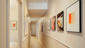 Appartement Design | Coin séjour | Télévision à écran plat de 50 pouces avec chaßnes par satellite