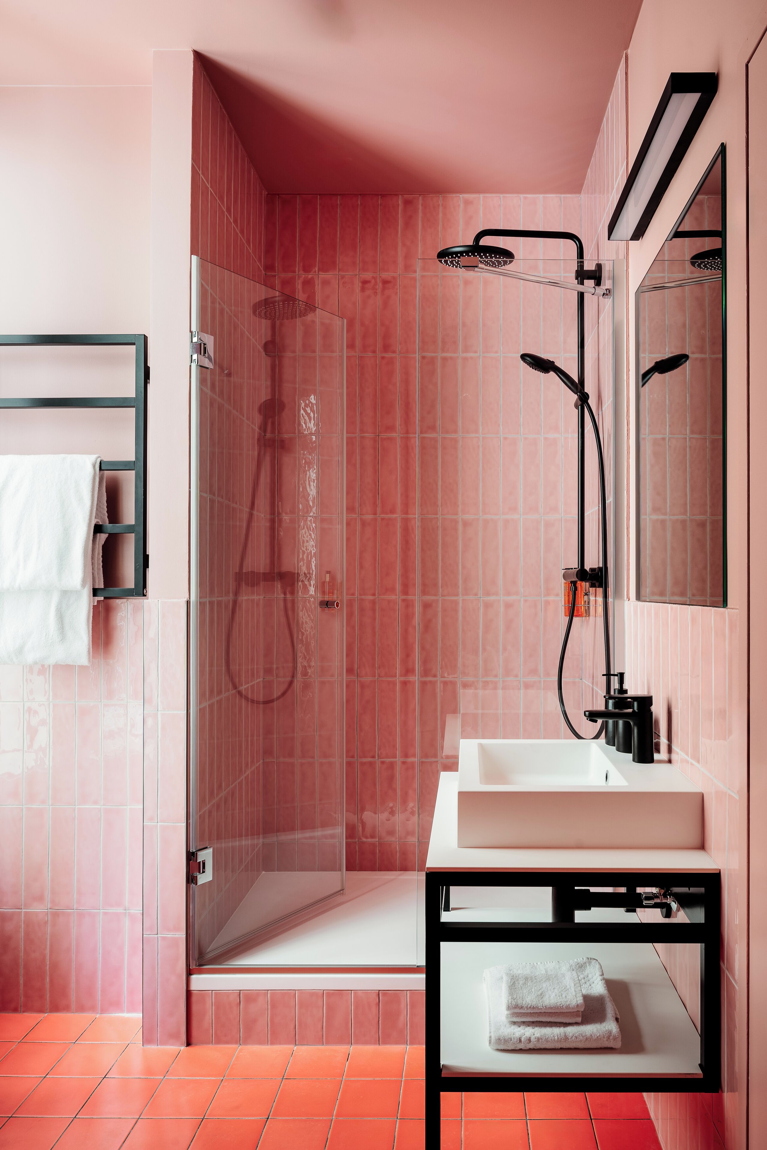 Superior Apartment | Bathroom | Shower, rainfall showerhead, free toiletries, hair dryer
