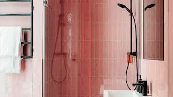 Superior Apartment | Bathroom | Shower, rainfall showerhead, free toiletries, hair dryer