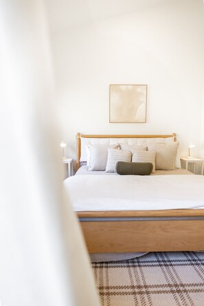 9 quartos, escrivaninha, ferros/tábuas de passar roupa, berço de viagem