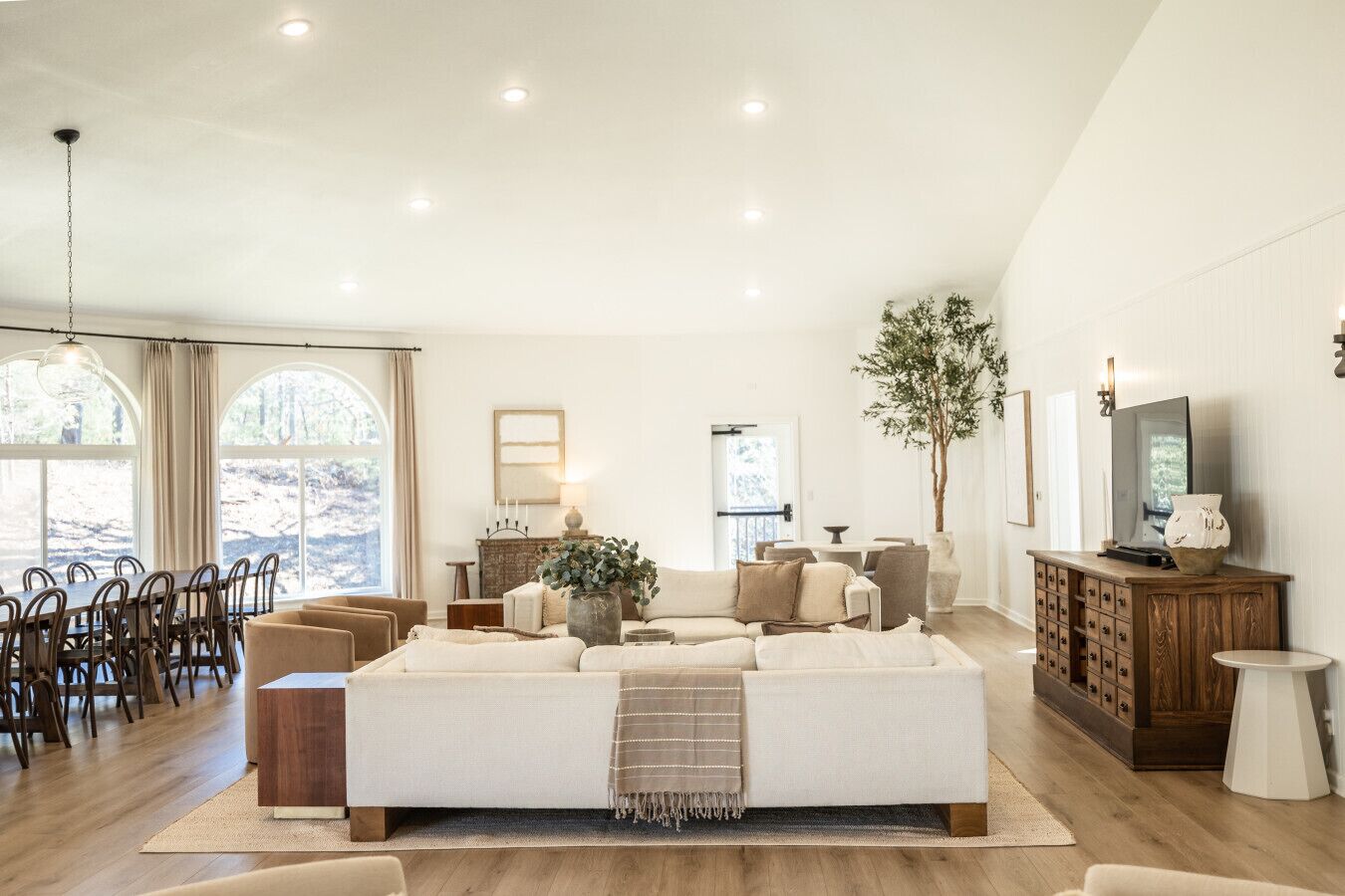 Smart-tv, een tafeltennistafel, boeken en een kantoor