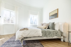 9 bedrooms, desk, iron/ironing board, travel crib