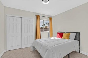 4 bedrooms, in-room safe, iron/ironing board, WiFi - Vegas Jackpot: With Pool & Spa (North Las Vegas)