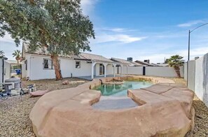 Outdoor pool, a heated pool - Vegas Jackpot: With Pool & Spa (North Las Vegas)