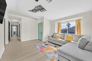 Smart TV - Vegas Jackpot: With Pool & Spa (North Las Vegas)