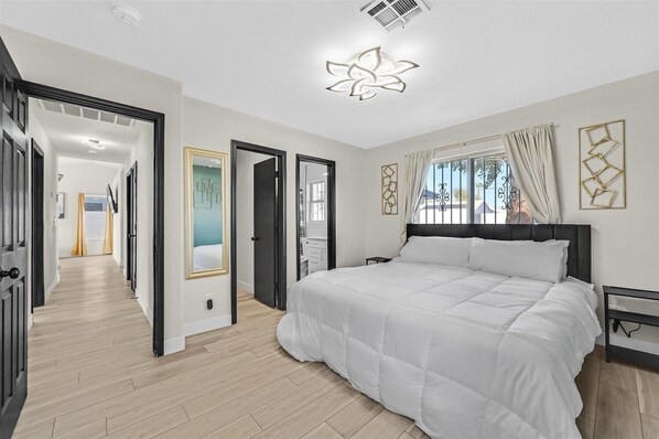 4 bedrooms, in-room safe, iron/ironing board, WiFi - Vegas Jackpot: With Pool & Spa (North Las Vegas)