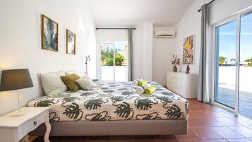 4 bedrooms, bed sheets