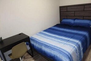 1 quarto, escrivaninha, ferros/tábuas de passar roupa, Wi-Fi de cortesia