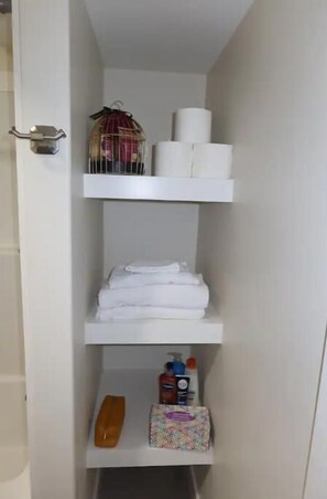 1 habitación, escritorio, tabla de planchar con plancha y wifi gratis 