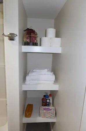 1 habitación, escritorio, tabla de planchar con plancha y wifi gratis