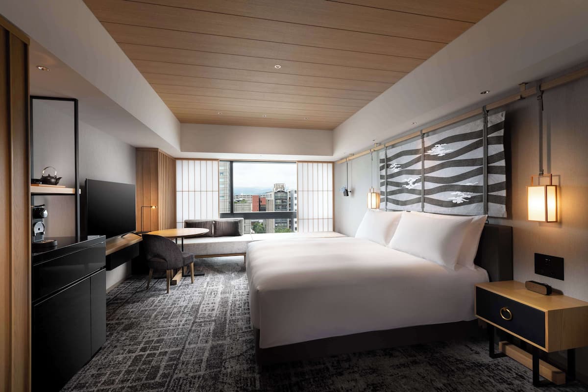 King Executive Room (City View) Executive Lounge Access | Down comforters, in-room safe, iron/ironing board