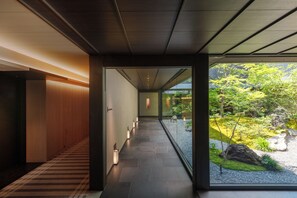 A modern hallway with a view of a garden. - Hilton Kyoto (Kyoto)