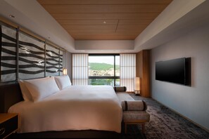King Kyoto Suite Executive Lounge Access | Down duvets, in-room safe, iron/ironing board, free cots/infant beds - Hilton Kyoto (Kyoto)