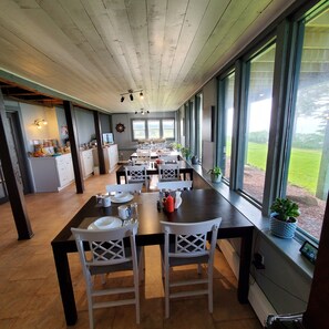 Restaurant - The Cliffside Inn (Little Sands)