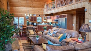 Ein gemütliches Blockhaus-Interieur mit Wohnbereich, Essbereich und Küche.