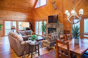 Smart TV, fireplace - Cabin With Views, Hot Tub, Minutes From Downtown, Bryson City NC (Bryson City)