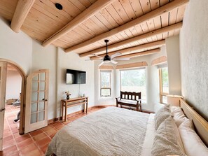 5 bedrooms, desk, iron/ironing board, travel crib