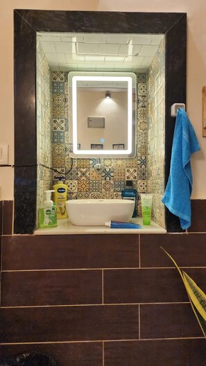 Sèche-cheveux, serviettes fournies, savon, papier toilette