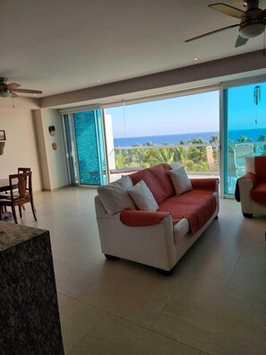 Apartament familiar, 3 dormitoris, cuina, vistes a l'oceà | Sala d'estar | Televisor intel·ligent de 50 polzades amb canals digitals 