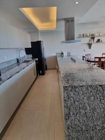 Refrigerador, microondas, horno, cafetera/tetera