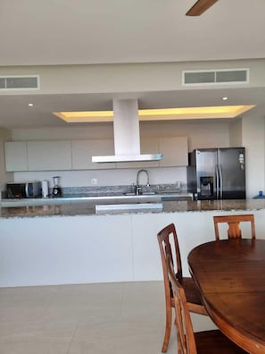 Family Apartment, 3 Bedrooms, Kitchen, Ocean View | Private kitchen