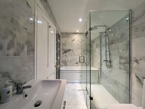 Superior-suite - eget badeværelse - udsigt til have | Badeværelse | Separat badekar og bruser, brusehoved med spredningseffekt