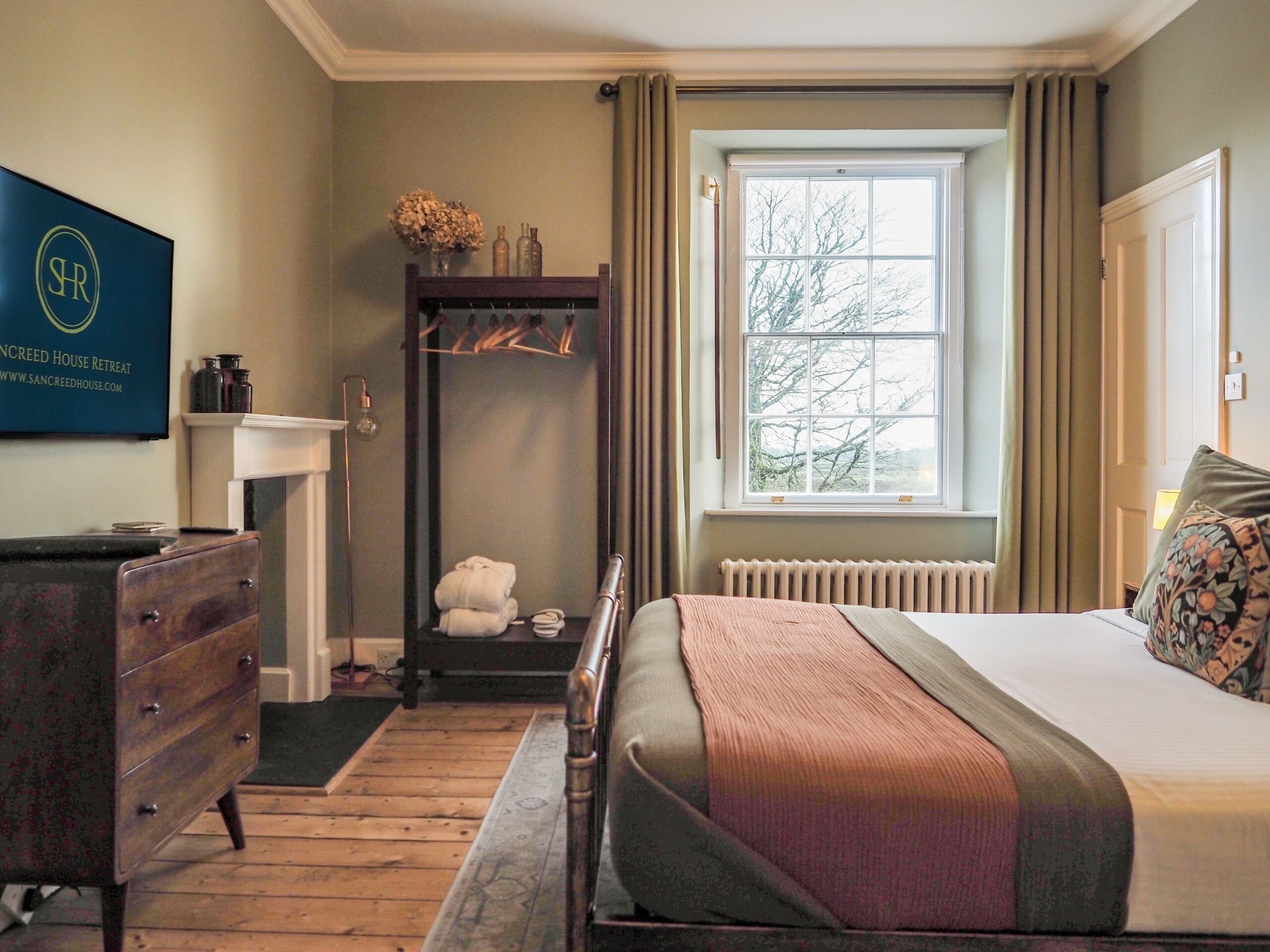 Superior-suite - eget badeværelse - udsigt til have | Premium-sengetøj, dundyner, senge med topmadrasser, minibar