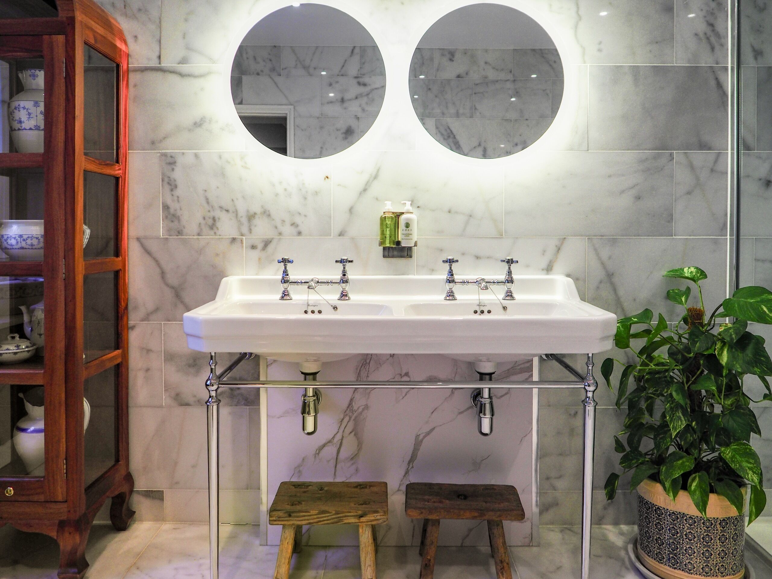 Honeymoon Suite, Ensuite | Bathroom | Separate tub and shower, rainfall showerhead, free toiletries