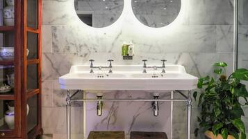 Honeymoon Suite, Ensuite | Bathroom | Separate tub and shower, rainfall showerhead, free toiletries