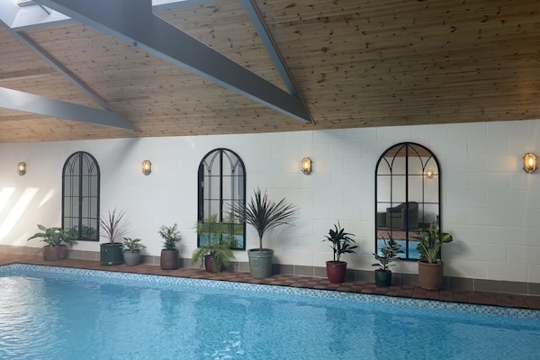 Kolam renang tertutup