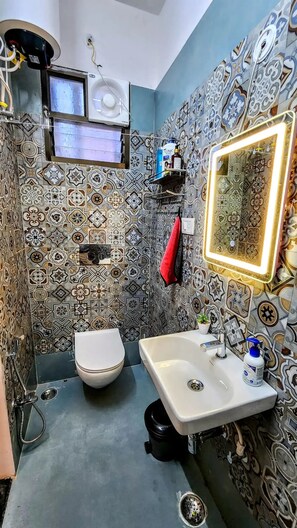 Articles de toilette écologiques, sèche-cheveux, serviettes fournies