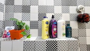 Frigorífico, microondas, hervidor eléctrico y tostadora