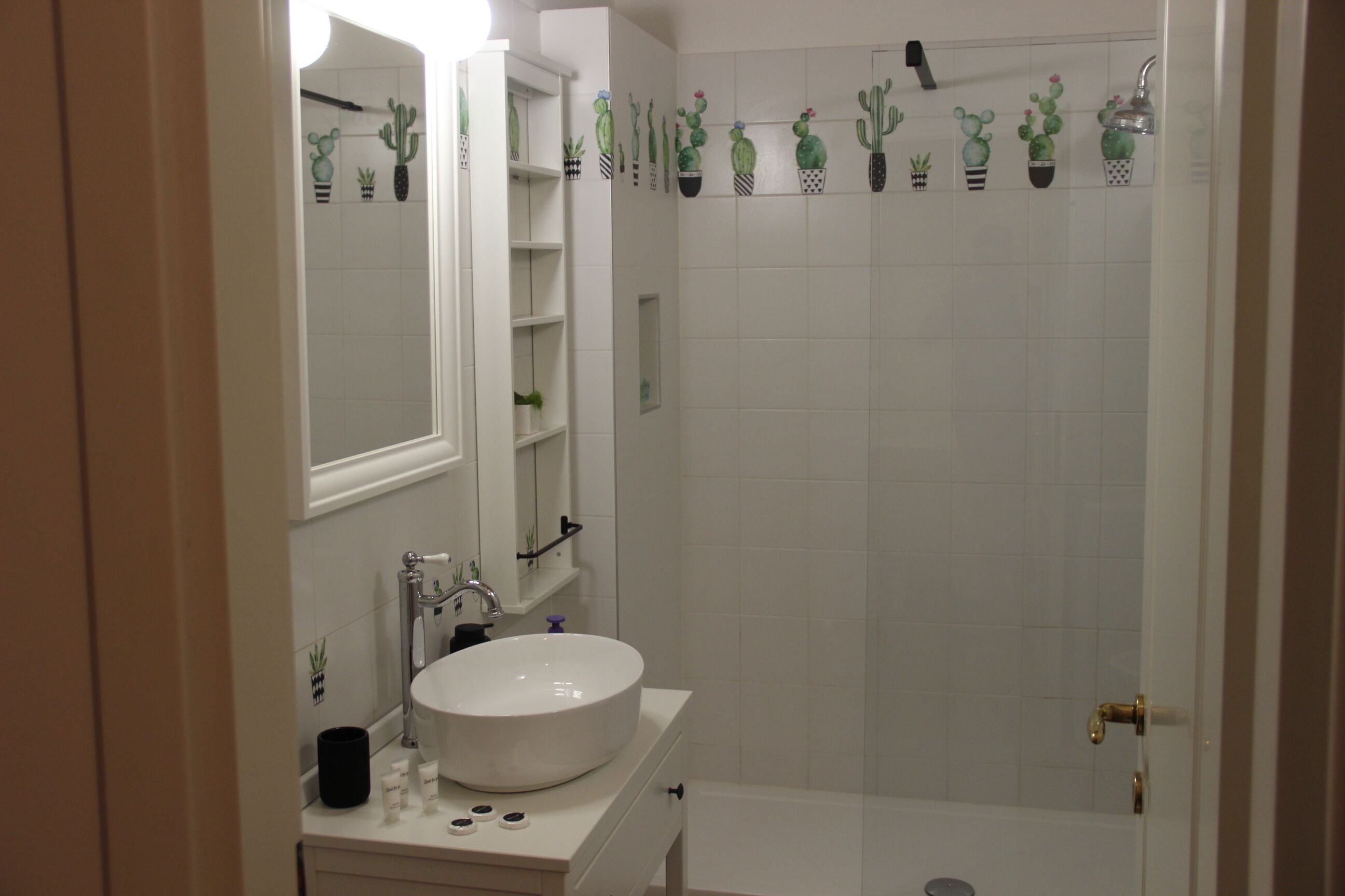 Sèche-cheveux, bidet, serviettes fournies, savon