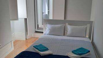 1 habitación y tabla de planchar con plancha