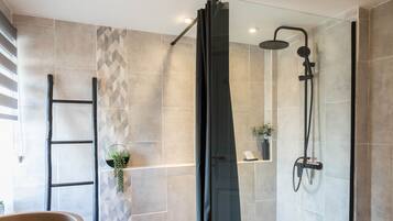 Shower, pancuran hujan, pengering rambut, dan handuk