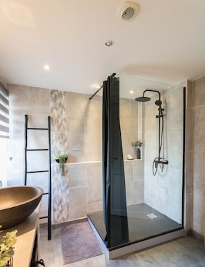 Shower, rainfall showerhead, hair dryer, towels - Chambres d'Hôtes Du Moulin (Lagardelle-sur-Leze)