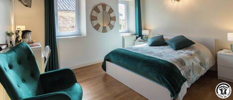 Chambre Confort, 1 grand lit | Coffre-fort, bureau, espace de travail pour ordinateurs portables
