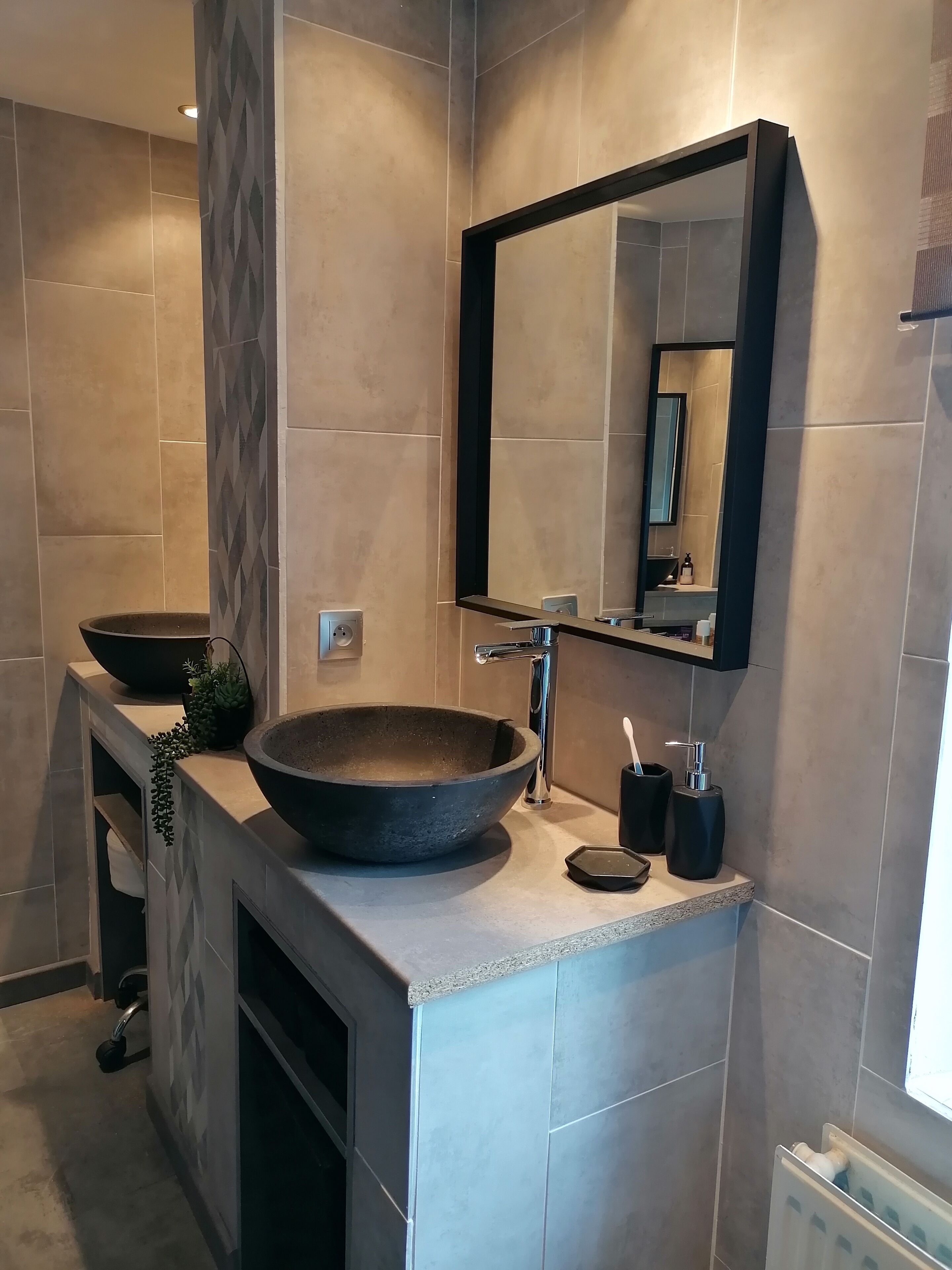 Un baño moderno con un lavamanos de pedestal, un espejo y un perchero para toallas.